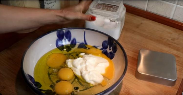 Больше не жарю хлеб в яйце: выкладываю ломтики на противень, поливаю смесью и запекаю