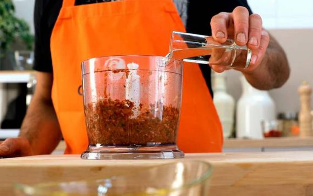 Муж готовит чимичурри: соус со смешным названием идеально дополнит гарнир из картофеля, рис или пасту