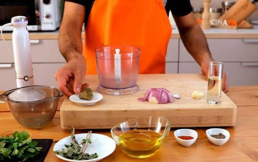 Муж готовит чимичурри: соус со смешным названием идеально дополнит гарнир из картофеля, рис или пасту