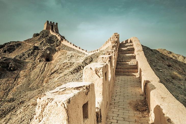 Посещение Дуньхуана и Цзяюгуаня: пещеры Могао, западный конец Великой Китайской стены, а также прогулка на верблюде