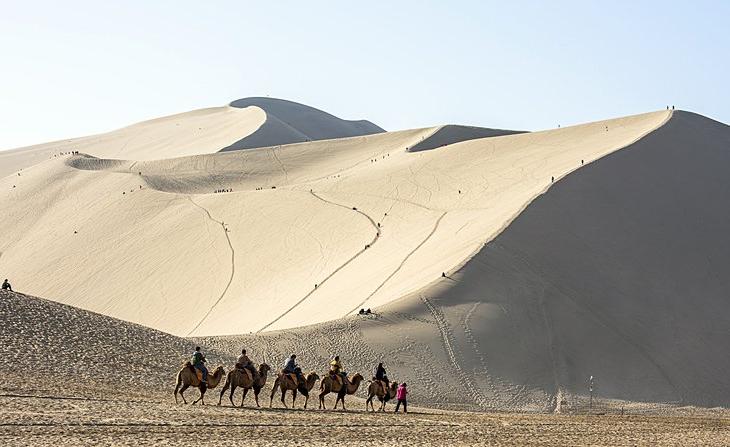 Посещение Дуньхуана и Цзяюгуаня: пещеры Могао, западный конец Великой Китайской стены, а также прогулка на верблюде