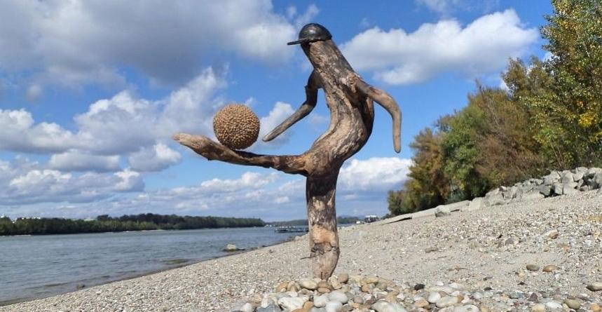 Мужчина из Будапешта делает на пляже забавные скульптуры из кусков дерева, которые прибило к берегу