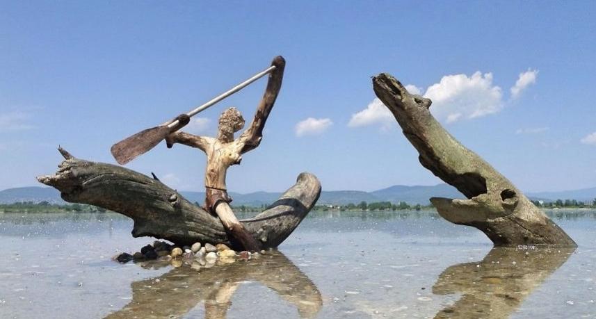 Мужчина из Будапешта делает на пляже забавные скульптуры из кусков дерева, которые прибило к берегу