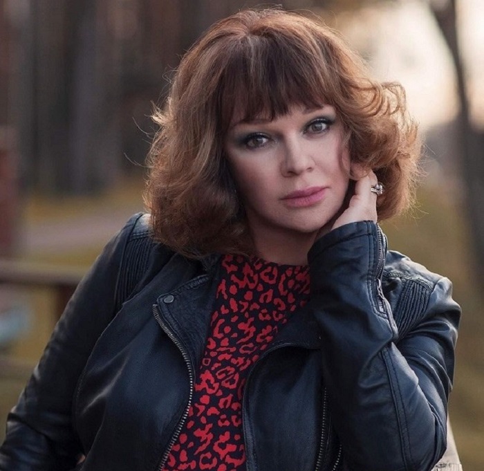 2 месяца назад Елена Валюшкина сменила имидж ради роли. Поклонники до сих пор спорят, как ей красивее: блондинкой или брюнеткой