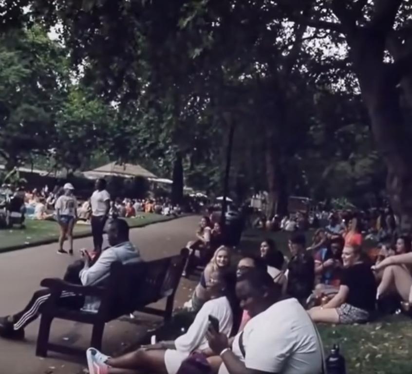 Мужчина, сидевший на скамейке в парке, начал петь песню Bon Jovi, и все окружающие присоединились к нему: видео