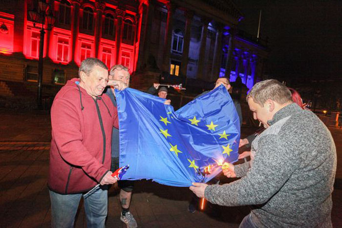 Веселый Брексит: люди хотели сжечь флаг ЕС, но не смогли из-за правил безопасности, хотели спеть гимн, но забыли слова