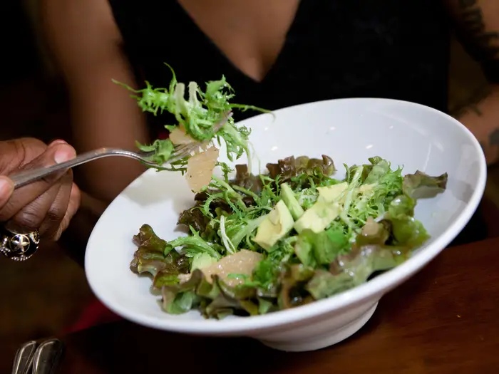 Куриный рулет, зеленый салат, спагетти и не только: эксперты рассказали, какие блюда не стоит подавать на свадебном банкете