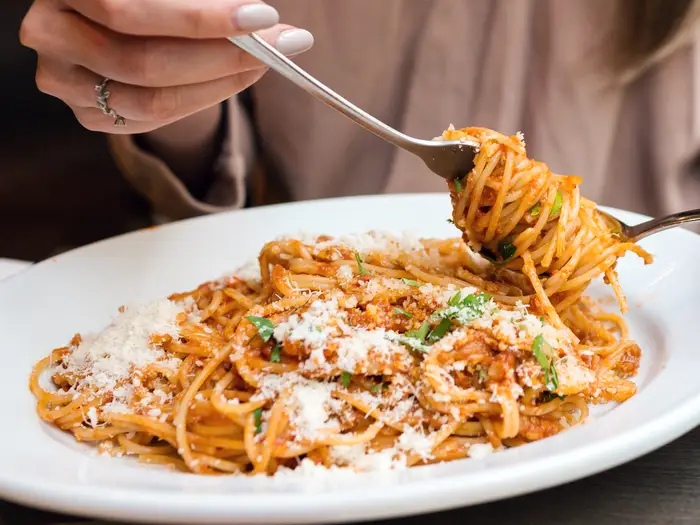 Куриный рулет, зеленый салат, спагетти и не только: эксперты рассказали, какие блюда не стоит подавать на свадебном банкете