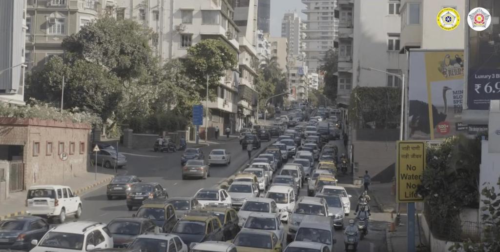 Больше шума - дольше ждать: полиция Индии наказывает водителей за гудки в пробке красным сигналом светофора