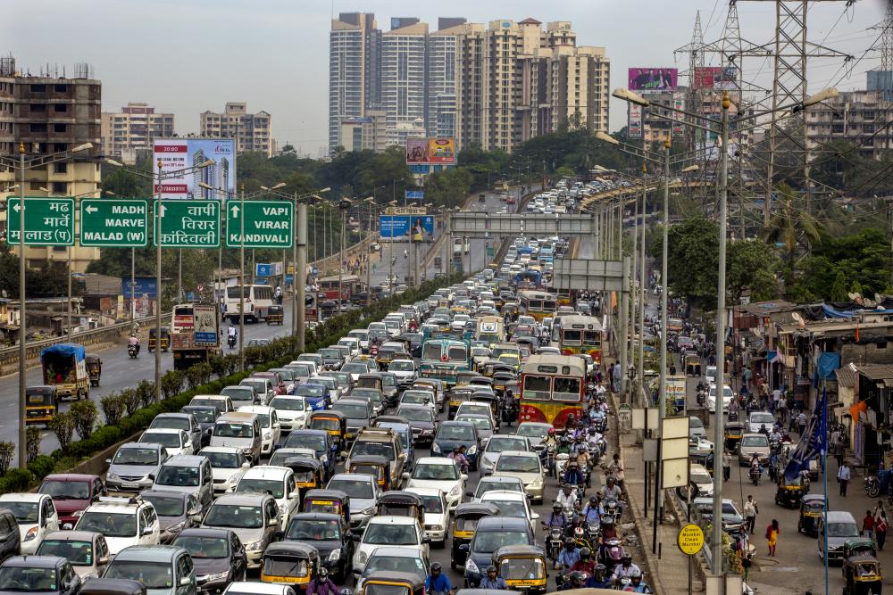 Больше шума - дольше ждать: полиция Индии наказывает водителей за гудки в пробке красным сигналом светофора