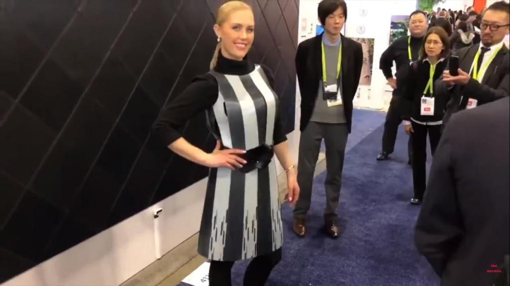 "Умное" платье, разработанное японскими инженерами: оно меняет свой цвет (видео)