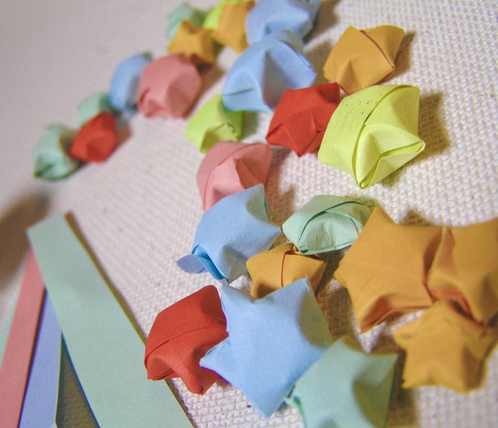 Бумажные звезды в бутылке: простое оригами, которое может стать приятным подарком или милой традицией