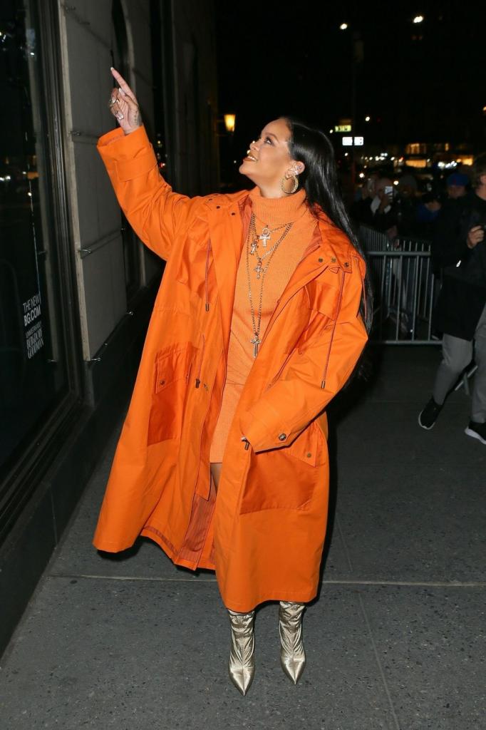 Рианна представила свою новую линейку одежды в цитрусовых тонах, облачившись в оранжевый наряд