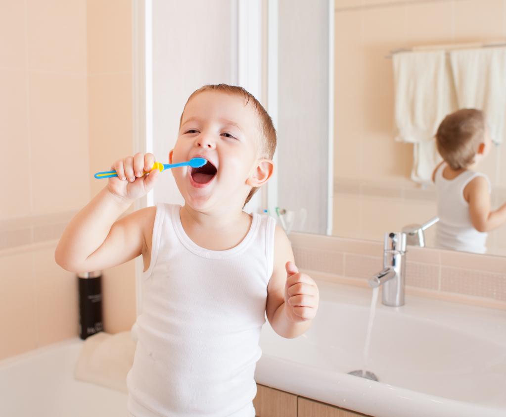 Ребенок не хочет чистить зубы? Папа придумал, как увлечь малыша на 2 минуты - он попросил дочь записать подкасты