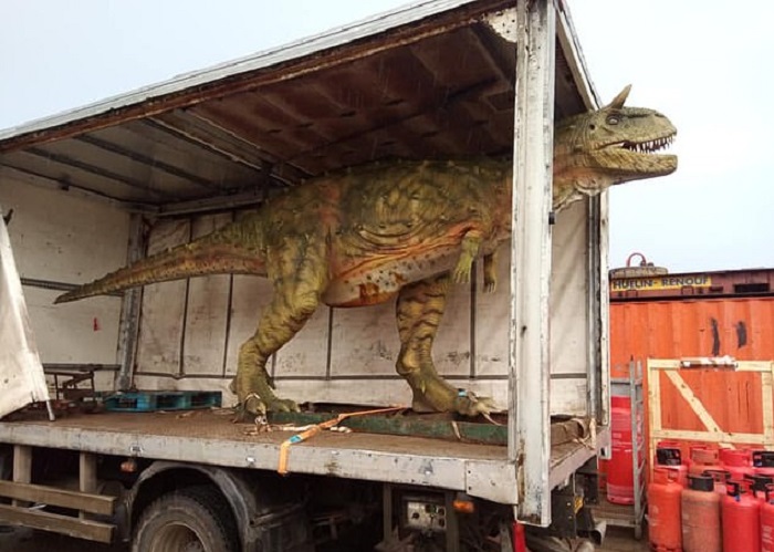 Зато малыш будет в восторге: отец решил купить сыну статую динозавра, но немного ошибся с размерами
