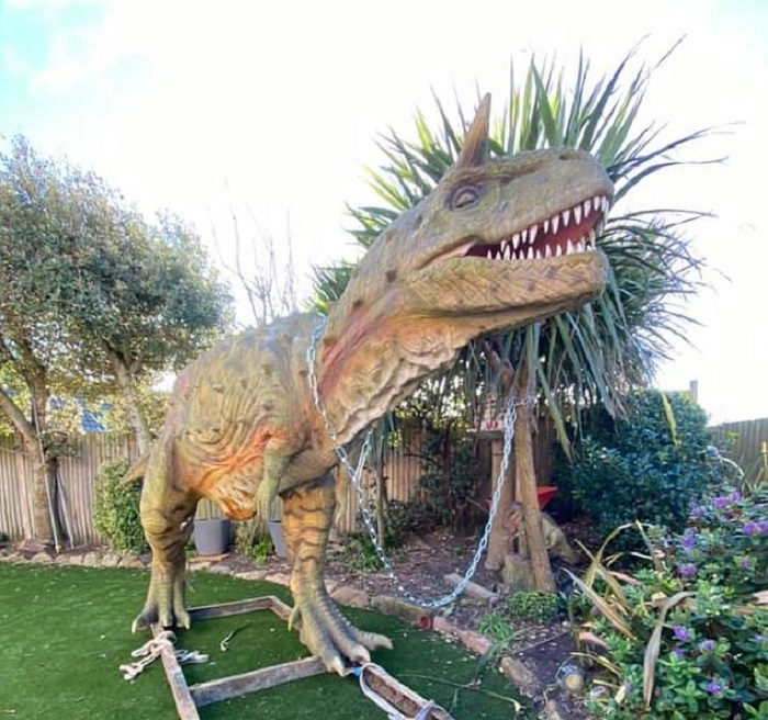 Зато малыш будет в восторге: отец решил купить сыну статую динозавра, но немного ошибся с размерами
