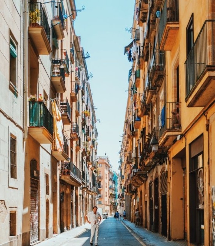 Идеи для бюджетного отдыха в столице Каталонии: где остановиться на ночлег, чем питаться и что можно бесплатно посмотреть в Барселоне