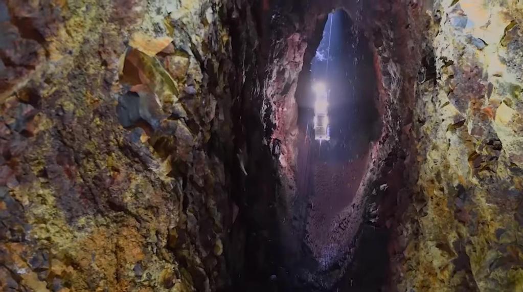 Прямо в жерле вулкана: фотограф запечатлел исландские пещеры в красивом и опасном месте