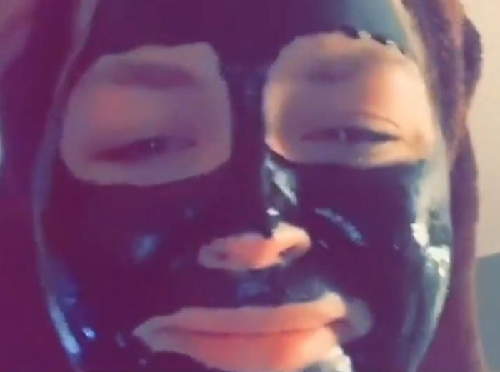 Мама напугала маленького сына, нанеся на лицо маску с углем