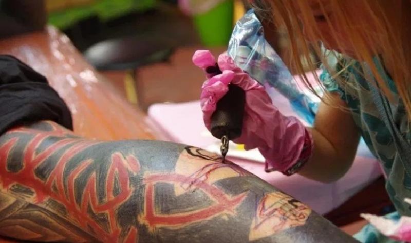 Познакомьтесь: Майя Лу, 9-летняя татуировщица. Первым ее клиентом 7 лет назад стал папа
