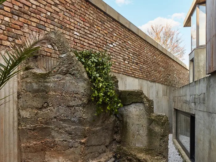 "Человек-крот" 40 лет копал тоннели под собственным домом. Теперь там подземная художественная студия (фото)