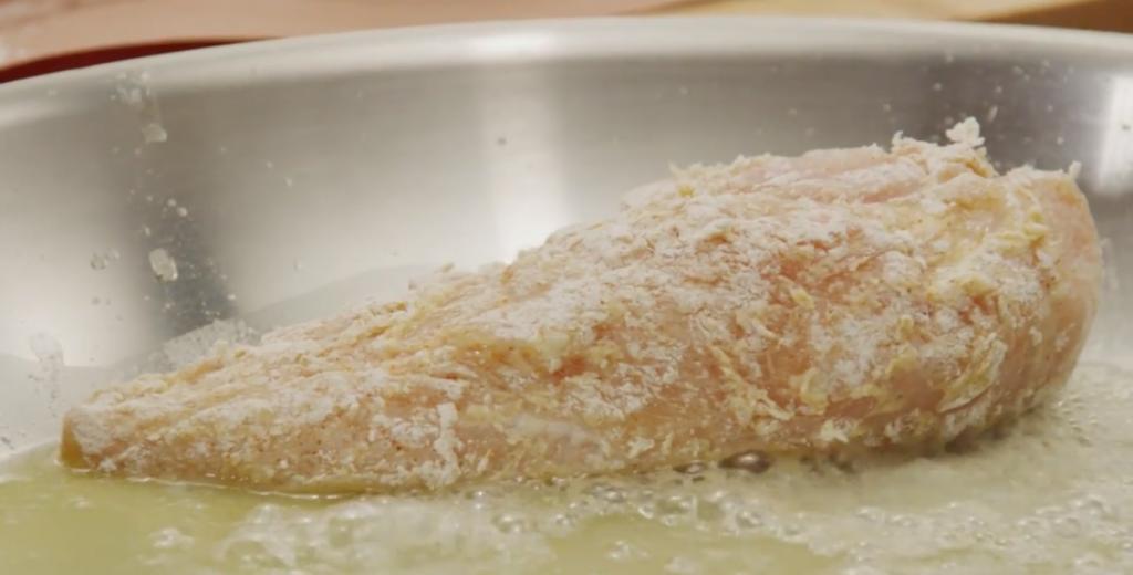 Готовить пиккату меня научил друг-итальянец: это любимый рецепт блюда из курицы в нашей семье. Подавать ее лучше с рисом и овощным салатом