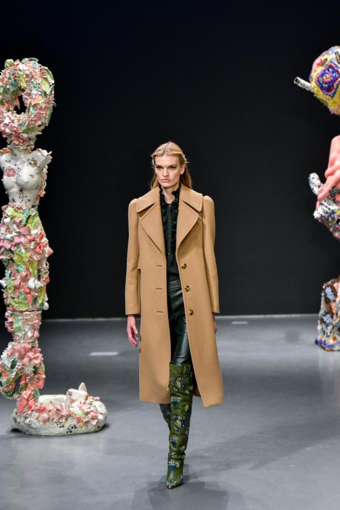 Незабываемое шоу в залах Sotheby's: в Нью-Йорке Тори Берч показала свою коллекцию одежды на осень 2020 года