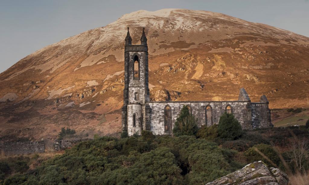 От потрясающих скал и изумрудно-зеленых сельхозугодий до паломничества на вершину самой священной горы страны:  Ирландии есть что предложить любителям пеших прогулок