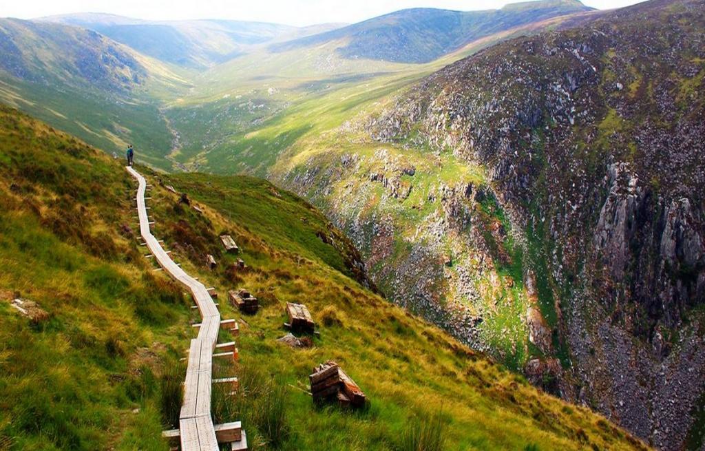 От потрясающих скал и изумрудно-зеленых сельхозугодий до паломничества на вершину самой священной горы страны:  Ирландии есть что предложить любителям пеших прогулок