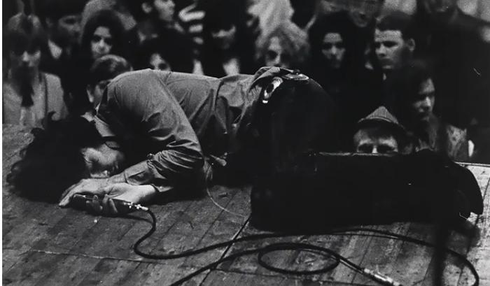 The Doors: девять редких фотографий Моррисона из первого европейского турне в 1968 году выставили на аукцион за 2 500 $