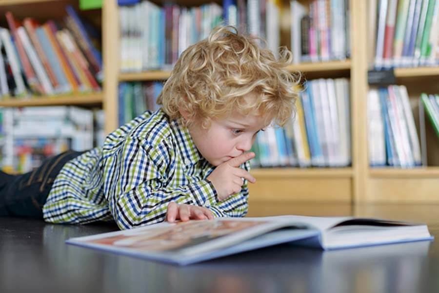 Девочки превосходят мальчиков в навыках чтения, но это может измениться: исследование
