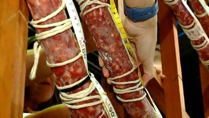 Жители аргентинского городка Тандиль побили мировой рекорд, сделав самую длинную салями весом 278 кг