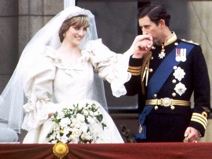 Самые романтичные вещи, которые когда-либо делали члены королевской семьи: на 60-летие Камиллы принц Чарльз дирижировал Лондонским филармоническим оркестром