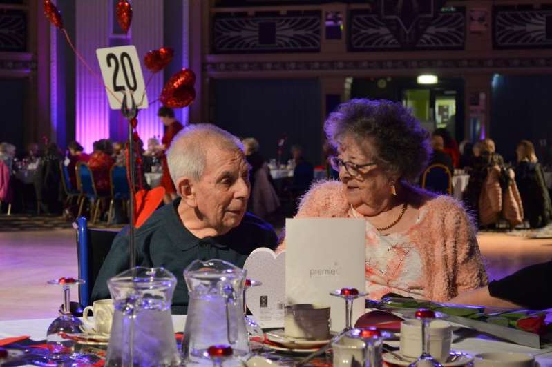 Танцы под Синатру, ужин и цветы: пожилая пара воссоздала свое первое свидание спустя 68 лет