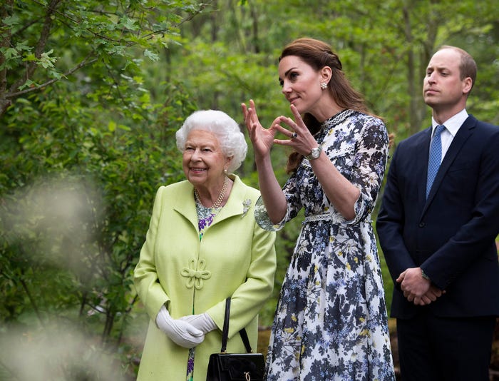 В одном стиле: Кейт Миддлтон и королеву Елизавету часто можно увидеть в похожих нарядах