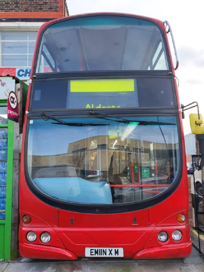 Фират приобрел старый двухэтажный лондонский автобус и превратил его в кебабную на колесах (фото)