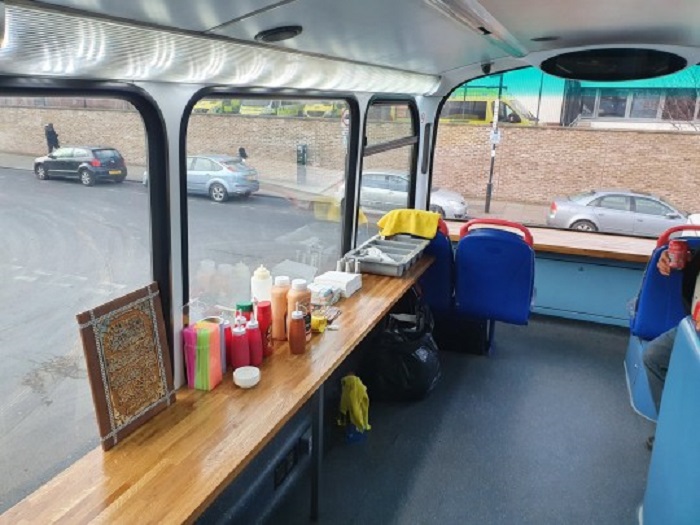 Фират приобрел старый двухэтажный лондонский автобус и превратил его в кебабную на колесах (фото)