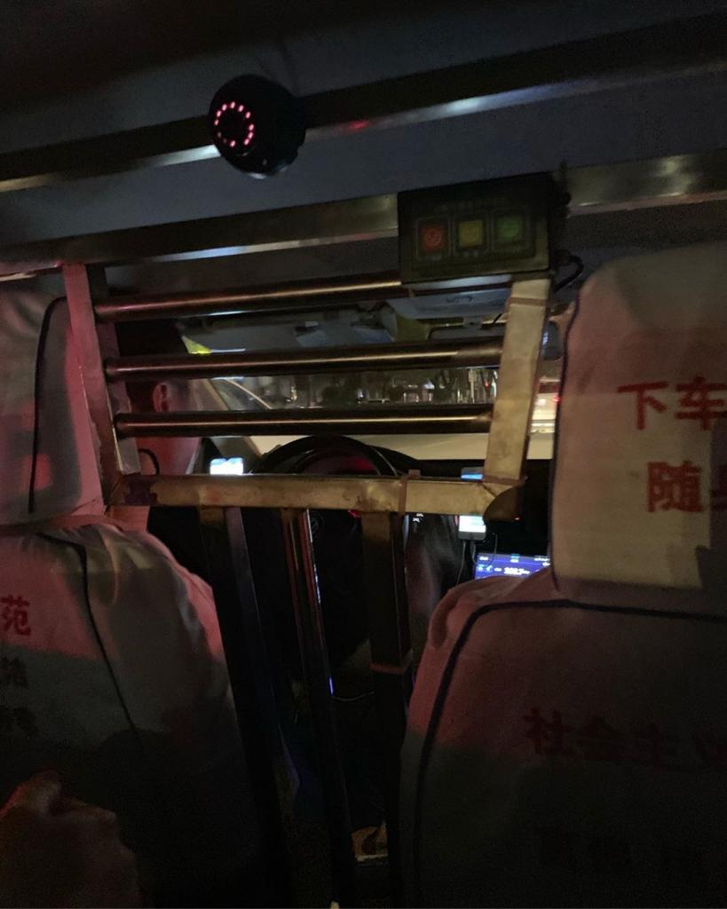 Китайское такси - это воплощение абсурда: это я поняла только когда оказалась вечером в Гуаньчжоу и проехалась до отеля (больше всего меня смутила езда за решеткой)