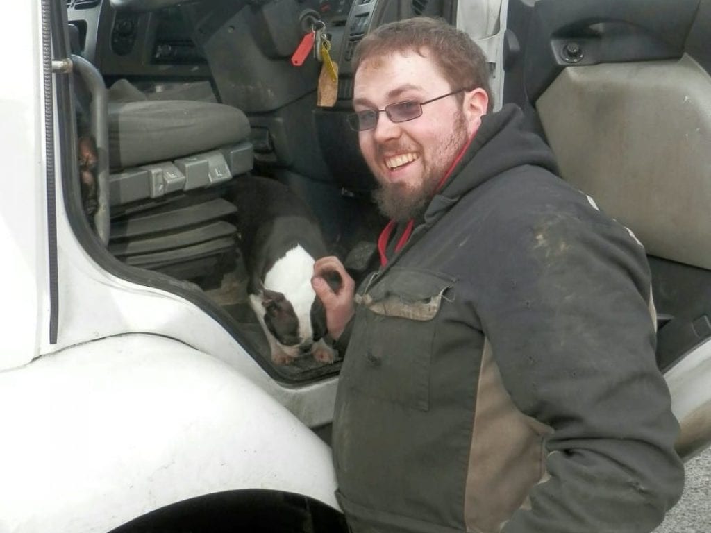 Водитель оставил собак в кабине вместе с ключами: механик пришел на помощь