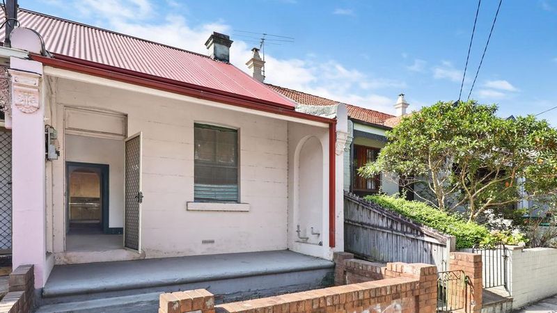 Странный аукцион в Сиднее: крошечный дом с потрескавшимися стенами и потолком, скотчем на окнах был продан за $1.1 млн