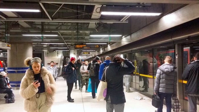 Взглянуть на экран и почувствовать давку: фотографии, показывающие, каково это, путешествовать в лондонском метро