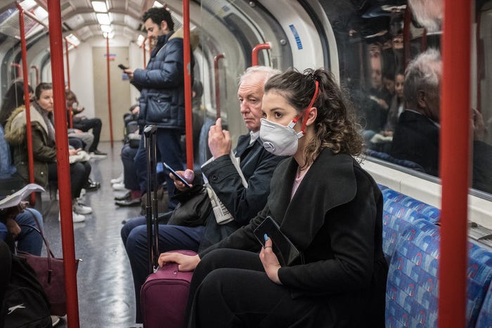 Взглянуть на экран и почувствовать давку: фотографии, показывающие, каково это, путешествовать в лондонском метро