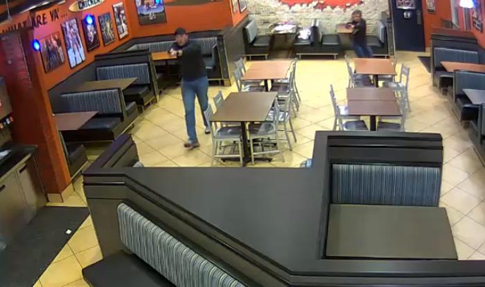 В кафе ворвался грабитель, но он не знал, что ужинавшая пара - полицейские