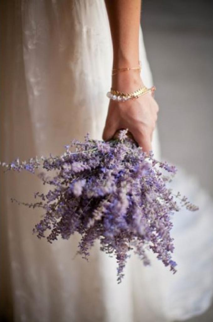 Интересно, что скажут гости на свадьбе, если невеста будет с букетом без цветов