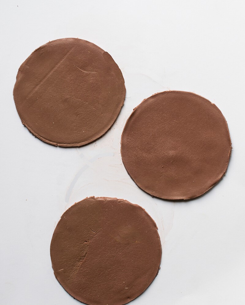 Шоколадное печенье, которое нельзя съесть: делаем из глины подставки для чашек и стаканов