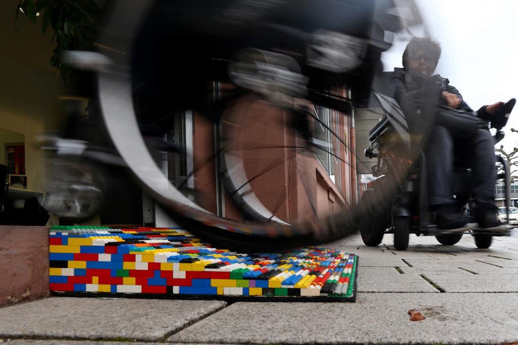 Склеив детали Lego между собой, пенсионерка создала нужную вещь для всего города