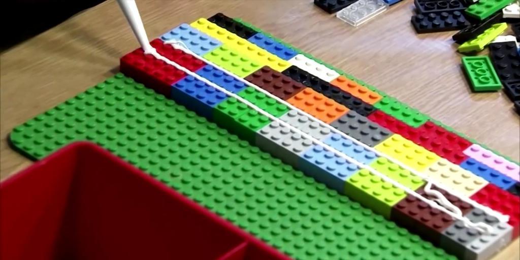 Склеив детали Lego между собой, пенсионерка создала нужную вещь для всего города