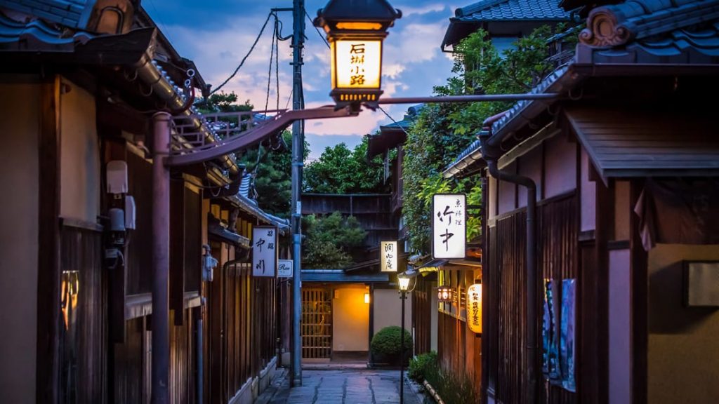 Из-за коронавируса в Японию почти не едут туристы: фото безлюдных достопримечательностей