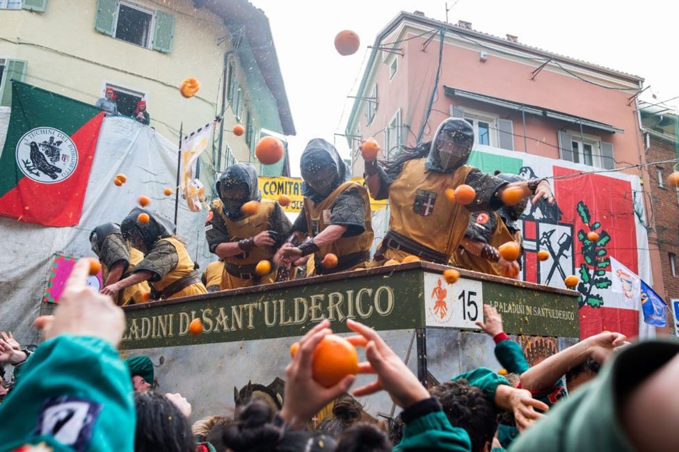В итальянском городе Ивреа жители ежегодно забавляются битвой апельсинов: праздник глазами фотографа