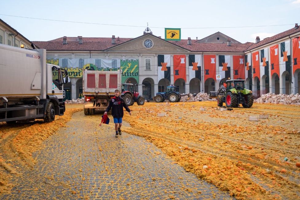 В итальянском городе Ивреа жители ежегодно забавляются битвой апельсинов: праздник глазами фотографа